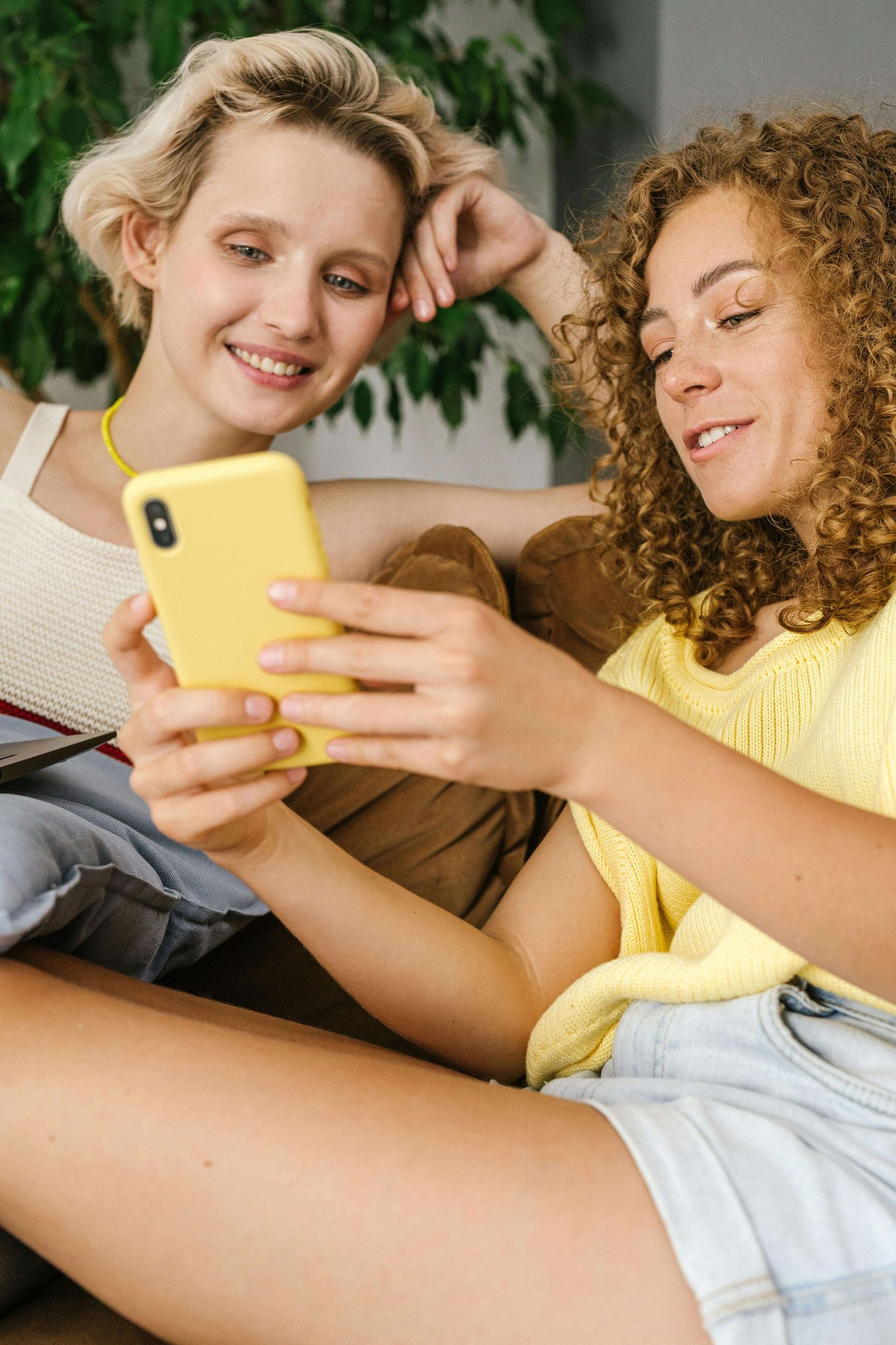 2 young woman looking at the Peppy app on a phone